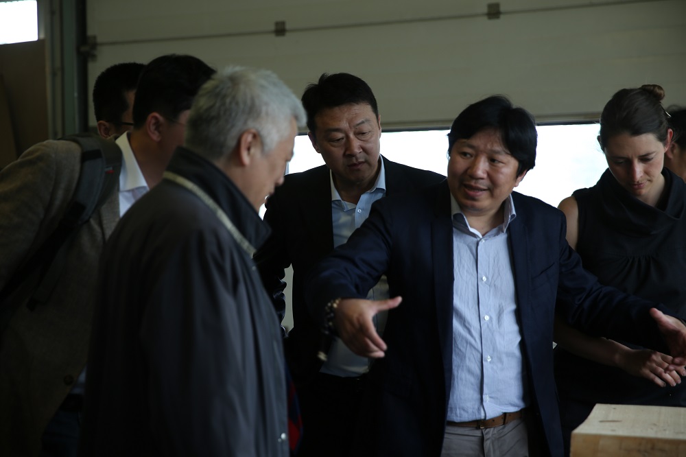 國家工信部、國家標準化委員會、德國經濟和能源部在德國萊比錫召開了《中德智能制造/工業(yè)4.0標準化工作組會議》。會議期間，一行人參觀了位于德國萊比錫的德國國寶博蘭斯勒鋼琴廠
