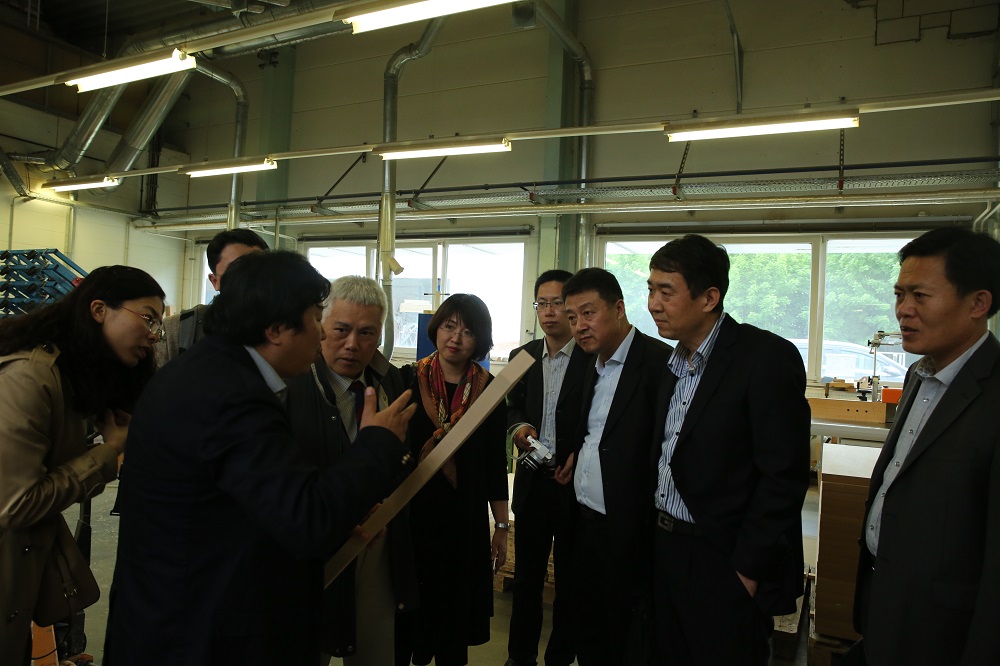 國家工信部、國家標準化委員會、德國經濟和能源部在德國萊比錫召開了《中德智能制造/工業(yè)4.0標準化工作組會議》。會議期間，一行人參觀了位于德國萊比錫的德國國寶博蘭斯勒鋼琴廠