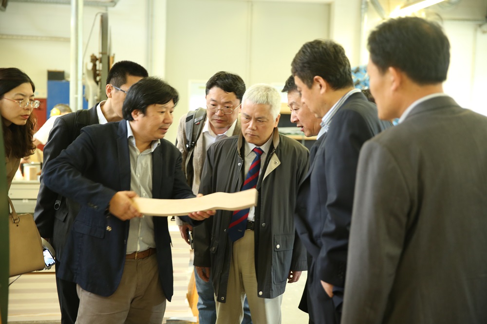 國家工信部、國家標準化委員會、德國經濟和能源部在德國萊比錫召開了《中德智能制造/工業(yè)4.0標準化工作組會議》。會議期間，一行人參觀了位于德國萊比錫的德國國寶博蘭斯勒鋼琴廠