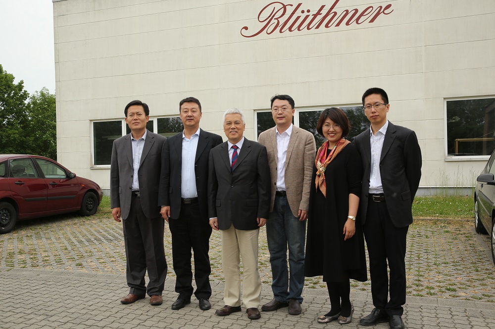 國家工信部、國家標準化委員會、德國經濟和能源部在德國萊比錫召開了《中德智能制造/工業(yè)4.0標準化工作組會議》。會議期間，一行人參觀了位于德國萊比錫的德國國寶博蘭斯勒鋼琴廠